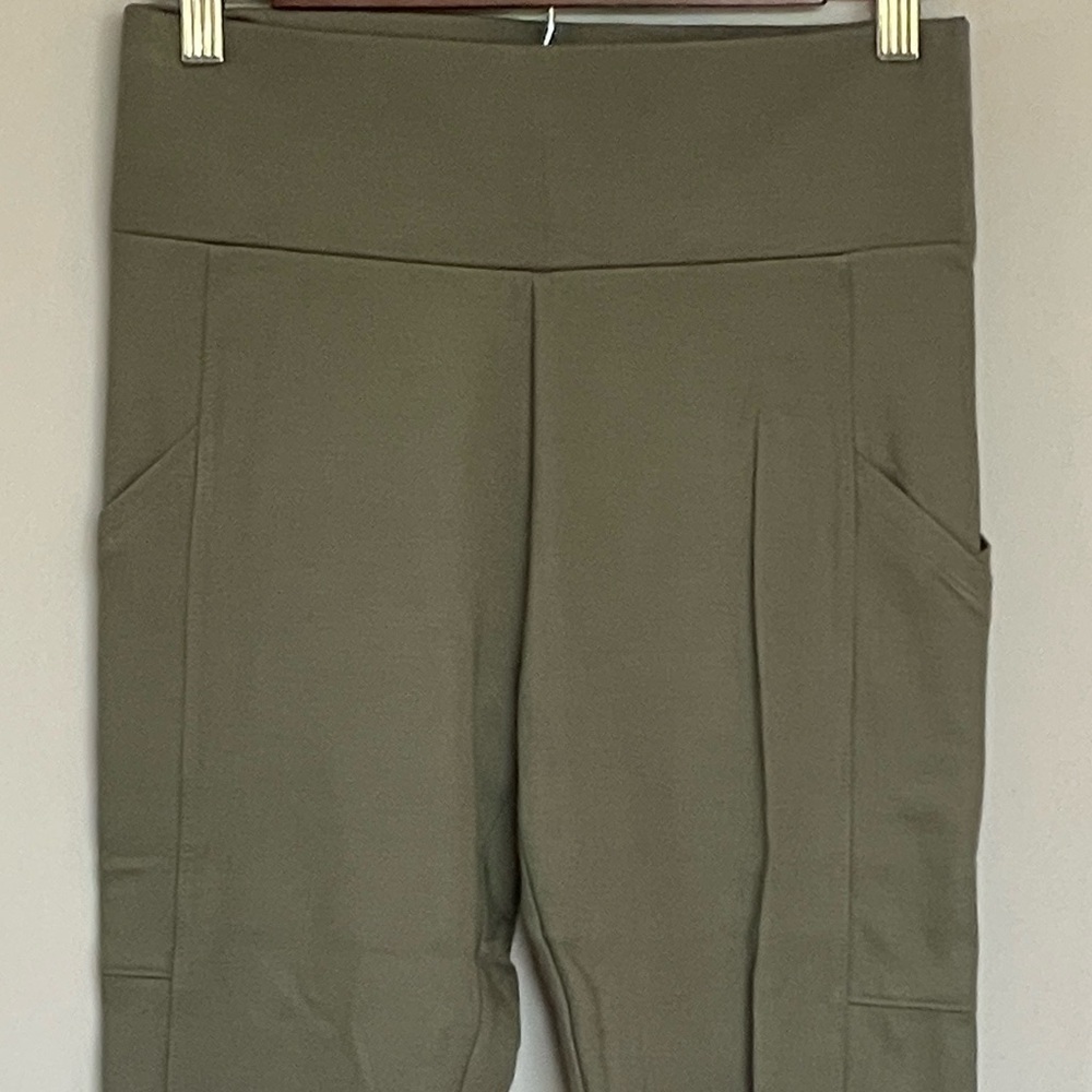 NWT Lou & Grey army green Lite Ponte pocket leggings - Picture 3 of 9